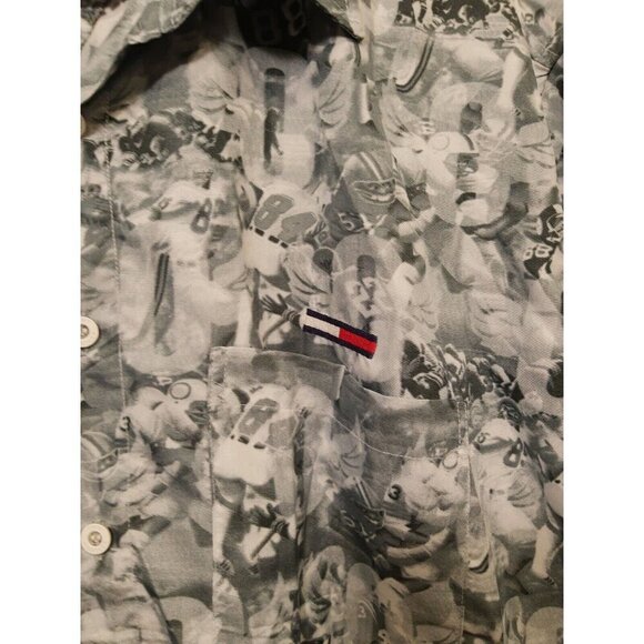 Men's XL Vtg Tommy Hilfiger All Over Print Football Short Sleeve Shirt Size XL - Picture 3 of 9